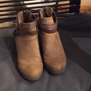 Tan ankle boots.